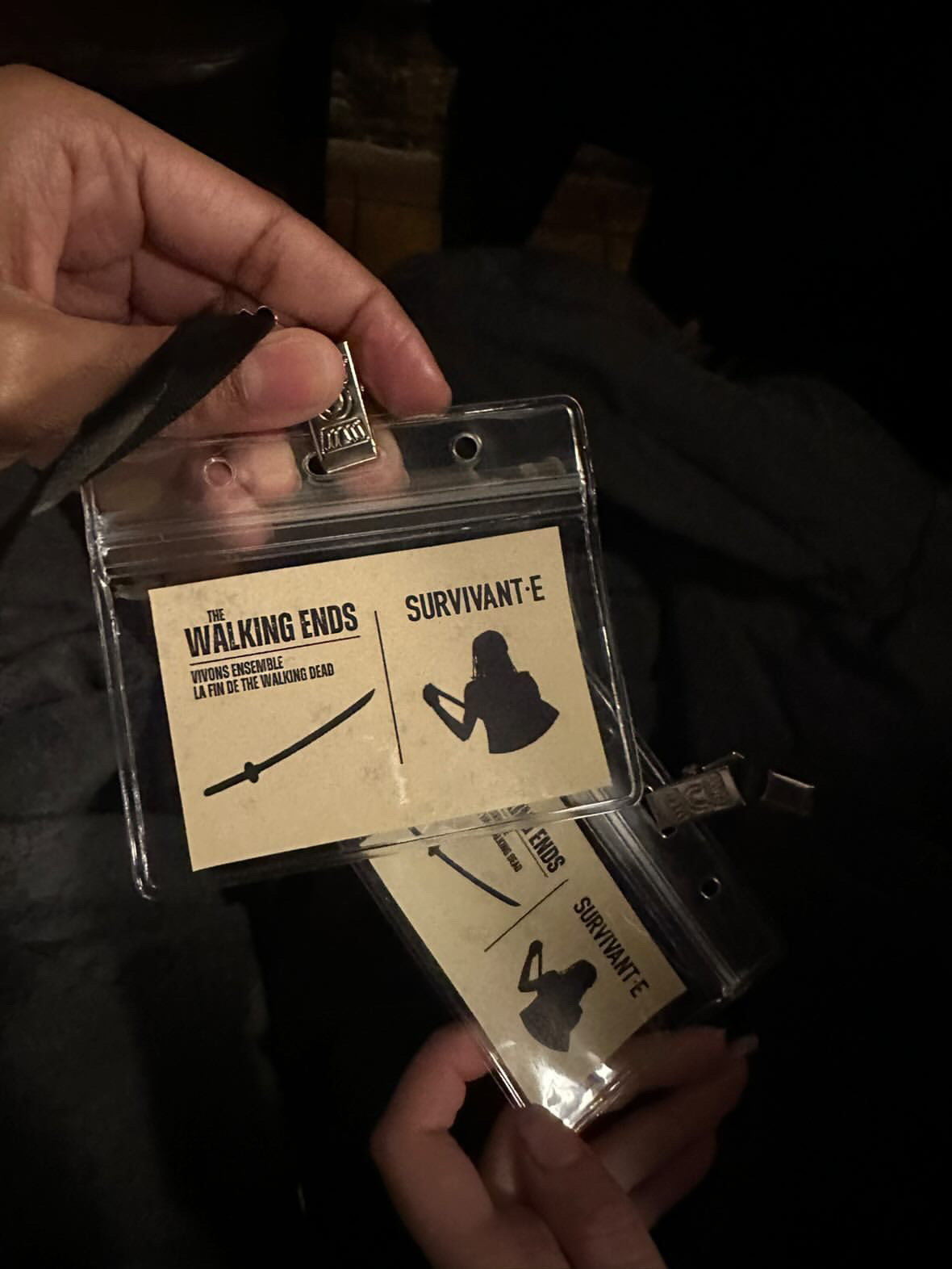 Deux badges de l'événement à l'effigie de Michonne