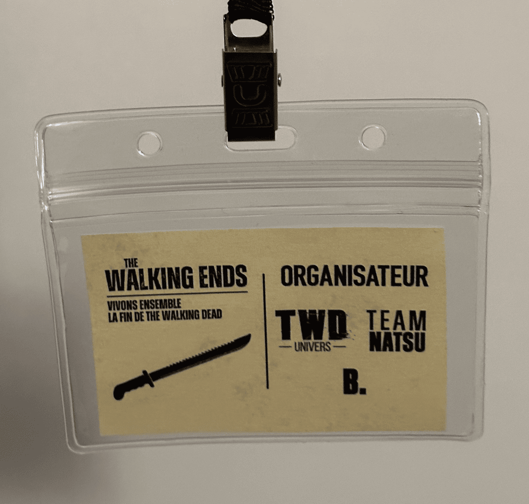 Mon badge portant l'icone de la Red Machete, arme iconique de Rick Grimes